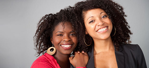 "Ich bin keine Randfigur" Die Gründerinnen von krauselocke.de: Barbara Mabanza (l.), 26, Jura-Studentin aus Bonn und Esther Donkor (r.), 26, PR-Volontärin aus Köln.