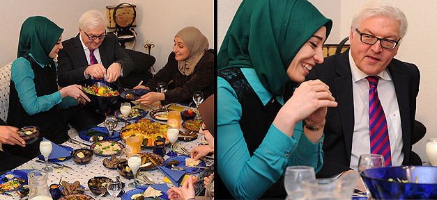 Frank Walter Steinmeier im Gespräch mit der deutsch-türkischen Gastgeberin Filiz Topal, 23, Studentin, beim Spendenessen „Speisen für Waisen“ von Islamic Relief Deutschland.
