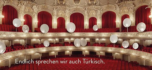 Werbeplakat der Komischen Oper Berlin