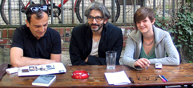 Der Fußballplatz als gesellschaftliches Minenfeld - und so auch Mienenspiel Die Macher von "Liga der Verdammten" u.a. Imran Ataya (l.) und Neco Çelik (m.) © Jamal Tushick