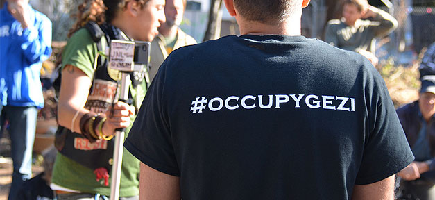 Von Sachlichkeit keine Spur - One-Way-Ticket für Erdoğan Anhänger dominierte die Debatte #OccupyGezi in Österreich © Steve Rhodes @ flickr.com (CC 2.0), bearb. MiG
