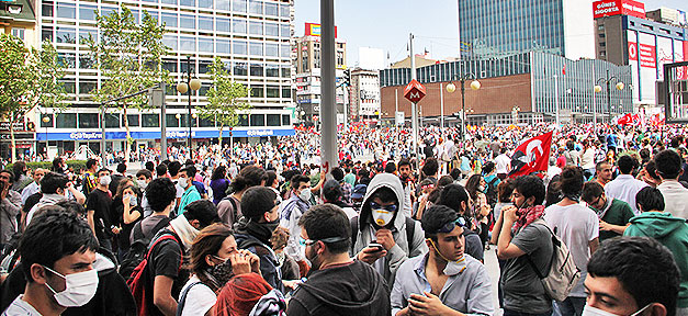Demonstranten auf dem Taksim Platz in Istanbul © Burak Turan @ flickr.com (CC 2.0), bearb. MiG