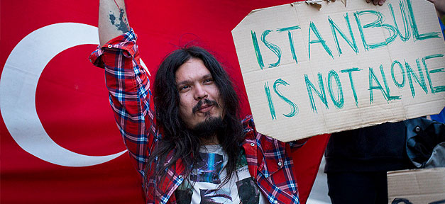Taksim ist überall Istanbul ist nicht alleine - ein Demonstrant auf dem Taksim Platz in Istanbul © Fotomovimiento @ flickr.com (CC 2.0)