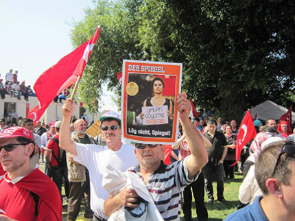 "Beuge dich nicht, die Auslandstürken sind mit dir!"