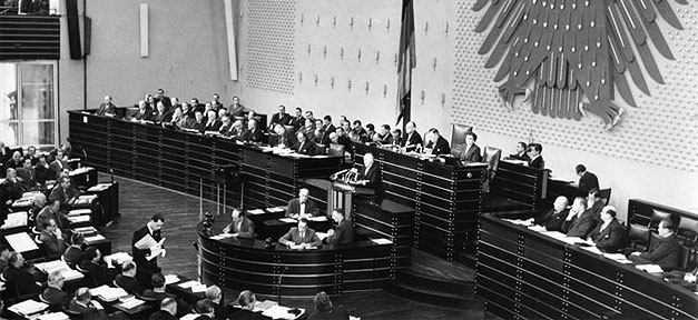 Eingliederung der Ausländer weder möglich noch wünschenswert Der Deutsche Bundestag in Bonn © Deutscher Bundestag