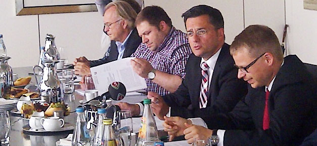 Justizminister Thomas Kutschaty (2. v.r.) sprach sich für ein Familienrechtsabkommen mit der Türkei aus © Staatskanzlei NRW