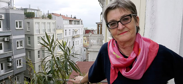 Ex-Bürgermeisterin Cornelia Reinauer auf ihrem Balkon im Szeneviertel Beyoğlu © Jenny Becker