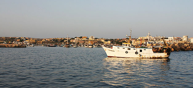 Die Küste von Lampedusa © Kairos @ flickr.com (CC Die Küste von Lampedusa © Kairos @ flickr.com (CC 2.0), bearb. MiG2.0), bearb. MiG