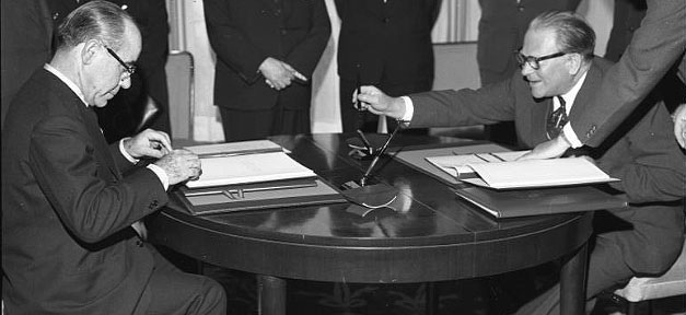 Auswärtiges Amt, Bonn 1960: Unterzeichnung eines Vertrages über Gastarbeiter zwischen der Bundesrepublik und Spanien © Bundesarchiv, B 145 Bild-F008013-0006 / Unterberg, Rolf / CC-BY-SA 3.0 [CC-BY-SA-3.0-de], via Wikimedia Commons