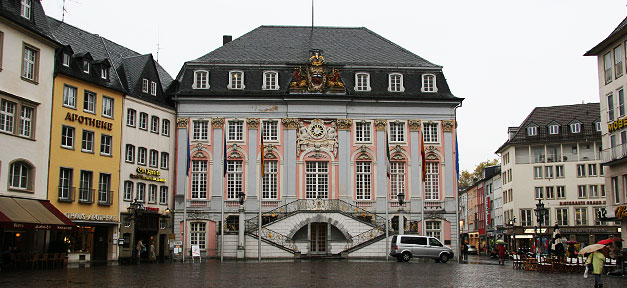 Katholische, evangelische und islamistische Pflegeeltern Das Bonner Rathaus © bby_ @ flickr.com (CC 2.0), bearb. MiG