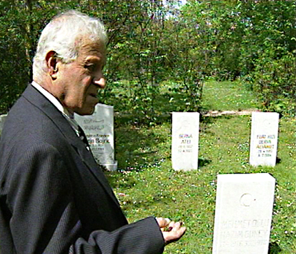 Am Eingang des islamischen  Gräberfeldes Forchheim, Mahi Ünal - Foto: Jochen Menzel , April 1993)