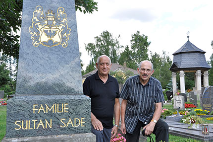 Bild: Murat und Malik Sultan Sade hinter dem Obelisk der Familiengruft, alter Friedhof Forchheim 2011