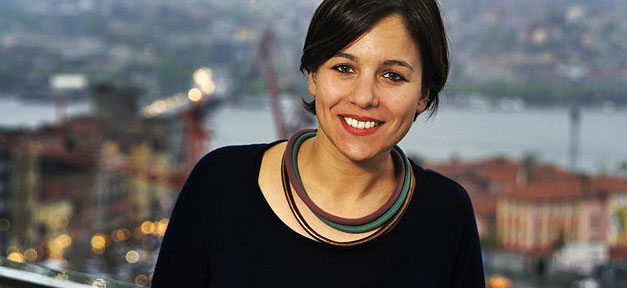 Ob sie sich deutsch oder türkisch fühlt, hängt von der Situation ab Deniz Ova auf der Dachterrasse der Kulturstiftung IKSV in Şişhane © Eric Vazzoler