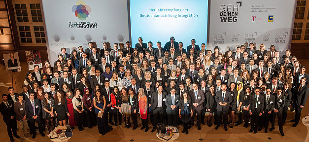 "Es ist schön, an die Hand genommen zu werden" Gruppenfoto beim Neujahrsempfang der Deutschlandstiftung Integration © Deutschlandstiftung Integration