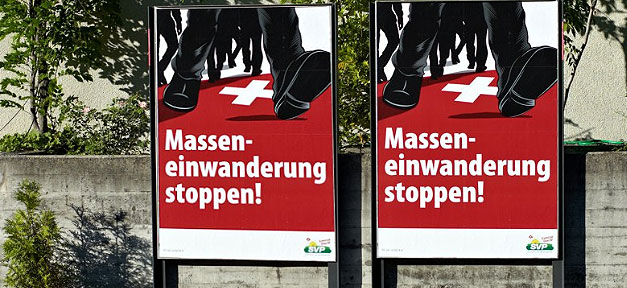SVP-Plakat zum Volksentscheid: Masseneinwanderung stoppen © Sascha Erni, .rb @ flickr.com (CC 2.0), bearb. MiG