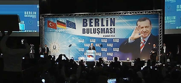 Der türkische Premierminister Recep Tayyip Erdoğan spricht im Berliner Tempodrom zu seinen Landsleuten
