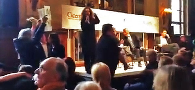 Protest ist demokratischer Ausdruck Proteste gegen Thilo Sarrazin im Berliner Ensemble © youtube