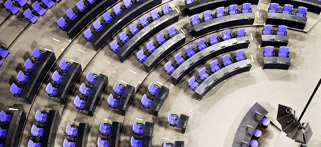 Leere Ränge im Bundestag © leolumix @ flickr.com (CC 2.0), bearb. MiG