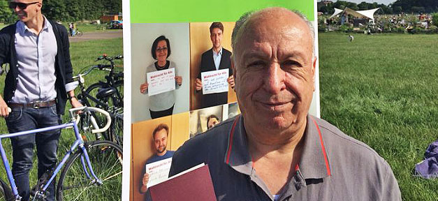 Cevat Ünal vor der symbolischen Wahlurne "Wahlrecht für Alle" © Sybille Biermann