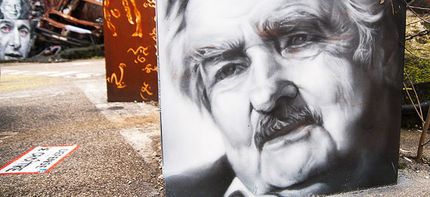Ärmster Präsident der Welt nimmt 100 syrische Waisen in sein Haus auf Porträt des Präsidenten von Uruguay, José Mujica © thierry ehrmann @ flickr.com (CC 2.0), bearb. MiG