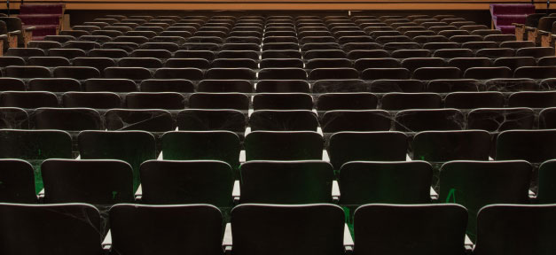 Rassismus im "Volkstheater" Theater © Dustin Gilbert @ flickr.com (CC 2.0), bearb. MiG