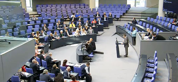 Bundesinnenminister Thomas de Maizière (CDU) wirbt im Bundestag (6.6.14) für die Einstufung der drei Balkanstaaten als sichere Herkunftsstaaten © Bundestag