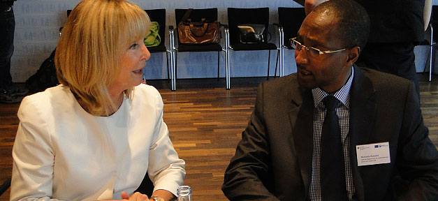 Vereinte Nationen fordern Maßnahmen gegen „Racial Profiling“ Mutuma Ruteere (r.) im Gespräch mit Christine Lüders © ADS