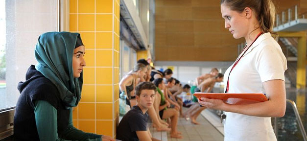 Ihr habt euch anzupassen! Ihr habt mitzuschwimmen! Selen Savas, Emily Cox, Die Freischwimmerin © Petro Domenigg, MDR