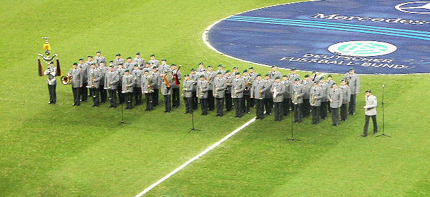 Wer nicht singt, der fliegt Die Nationalhymne vor einem Fußball-Länderspiel © Alexander Hüsing @ flickr.com (CC 2.0), bearb. MiG