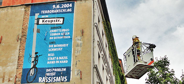 "Staat & Nazis Hand in Hand" verunglimpft Staat nicht So ließ die Berliner Polizei den Schriftzug auf dem Wandplakat entfernen © Bündnis gegen Rassismus und Almende e.V.