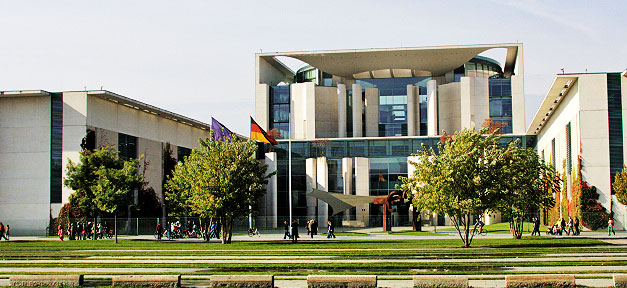 Das Bundeskanzleramt in Berlin © michael.berlin @ flickr.com (CC 2.0), bearb. MiG