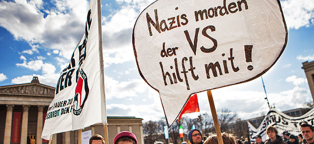 Auf einer Demonstration: Nazis morden der Verfassungsschutz hilft mit © Fraktion DIE LINKE. im Bundestag @ flickr.com (CC 2.0), bearb. MiG