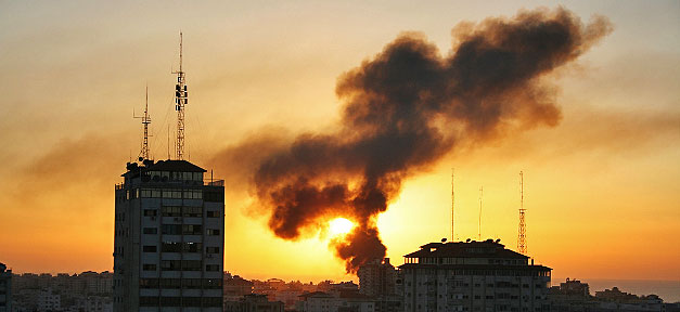 Ignoriert und enttäuscht vom Staat Eine israelische Rakete schlägt in Gaza ein © Al Jazeera English @ flickr.com (CC 2.0), bearb. MiG
