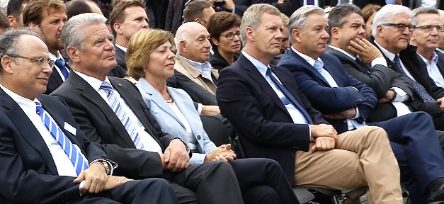 4.000 Menschen standen gemeinsam gegen Judenhass Während der Rede von Bundeskanzlerin Angela Merkel (v.l.n.r.: Dieter Graumann, Bundespräsident Joachim Gauck, Daniela Schadt, Alt Bundespräsident Cristian Wulff, Berlins Bürgermeister Klaus Wowereit, Vizekanzler Sigmar Gabriel, Außenminister Frank-Walter Steinmeier, Bundesinnenminister Thomas de Maizière