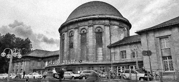 An diesem - damals überwiegend für Güterverkehr genutzt - Bahnhof in Köln Deutz kam Armando Rodrigues de Sà am 10. September 1964 an und wurde begrüßt mit einem Blumenstrauss und einem Moped © Metro Centric @ flickr.com (CC 2.0), bearb. MiG
