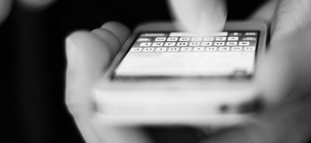 Ethno-Mobilfunktarife nutzen sprachliche Defizite von Migranten aus Handy © CC0 Public Domain, pixabay, bearb. MiG