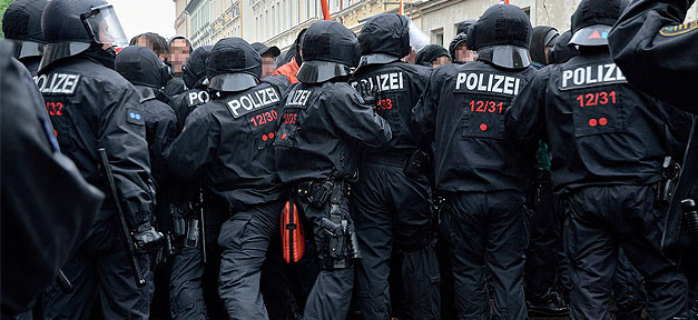Die Polizei hatte alle Hände voll zu tun - hier auf einer Demon in Leipzig (Symbolfoto) Caruso Pinguin @ flickr.com (CC 2.0), bearb. MiG