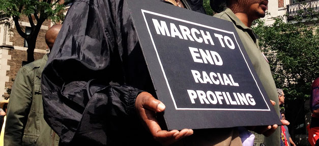 March to end racial profiling © longislandwins @ flickr.com (CC 2.0), bearb. MiG
