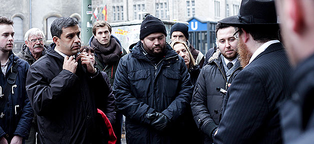 Michael Groys und SPD-Fraktionschef im Berliner Abgeordnetenhaus Raed Saleh gedenken der Opfer der Pogromnacht und des Holocaust. © Privat von Michael Groys.
