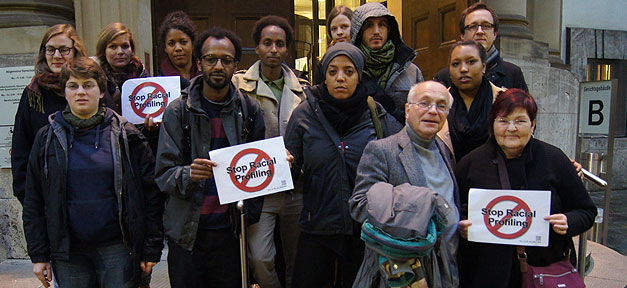 Solidarität mit Wevelsiep - Aktivisten unterstützen ihn vor dem Frankfurter Langericht © ISD