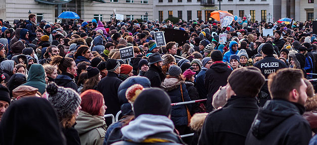 Solidaritätskundgebung in Berlin nach Anschlag auf "Charlie Hebdo" © Tim @ flickr.com (CC 2.0), bearb. MiG
