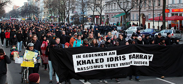 Ein rassistischer Ungeist in Teilen der Polizei? Tausende Menschen gedenken Khaled Idris Bahray aus Eritrea © gedachtgreeny thekid @ flickr.com (CC 2.0), bearb. MiG