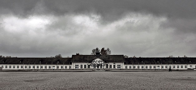 Frühere KZ-Außenstelle soll Asylbewerberheim werden Das Konzentrationslager in Dachau © Eduardo Garcia @ flickr.com (CC 2.0), bearb. MiG