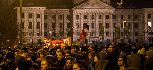Pegida-Gegendomstration in Berlin © Tim @ flickr.com (CC 2.0), bearb. MiG