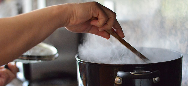 Kochen über den Tellerrand hinaus © Nicole Abalde @ flickr.com (CC 2.0), bearb. MiG