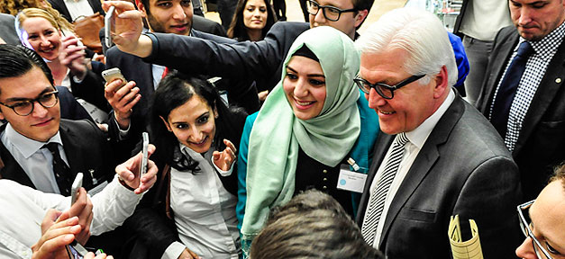 Bundesaußenminister Frank-Walter Steinmeier (SPD) mit Teilnehmern der Veranstaltung © Emrullah Gümussoy