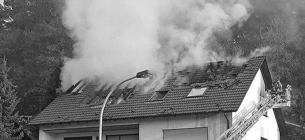 haus, brand, hausbrand, brandstiftung, dach, feuer, feuerwehr