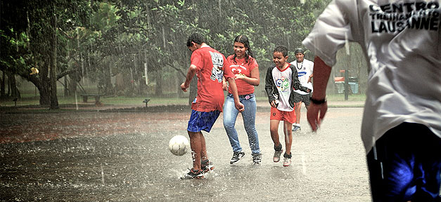 Kinder, Spielen, Fußball, Regen
