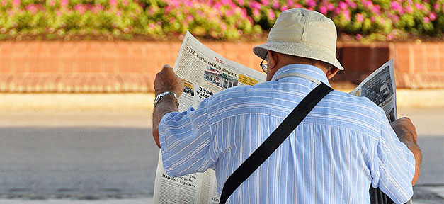 Rentner, Türke, Alter, Zeitung, lesen