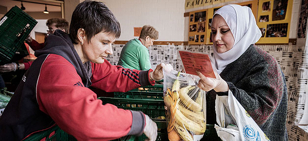 Tafel, Armut, Hilfe, Lebensmittel. Kopftuch, Ausländer